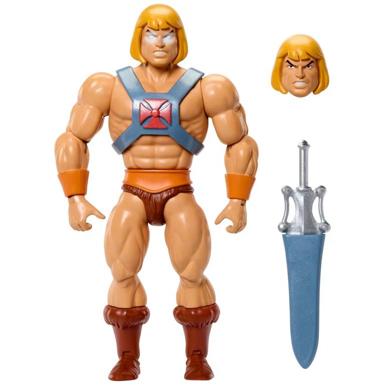 Boneco musculoso de He-Man com cabelos loiros curtos, usando arnês cinza com símbolo vermelho, calção marrom e botas marrons. Acompanha cabeça extra com expressão diferente e espada prateada com bainha azul.